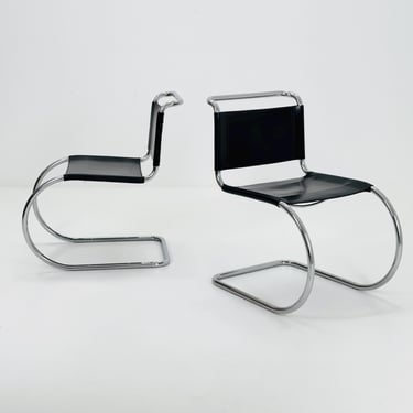 Set of 2 MR10 lounge black leather chairs design by Ludwig Mies van der Rohe, 1980s Italy 