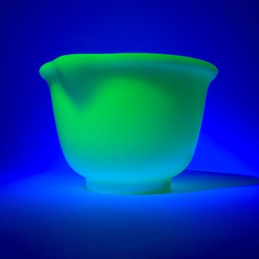 Uranium Mixing Bowl, Hamilton Beach, Pour Spout, 7