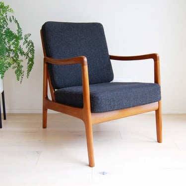 Danish Modern Ole Wanscher  Lacquered Beech Lounge Chair FD-109 with Hallingdal Kvadrat Upholstery France and Daverkosen Made in Denmark 