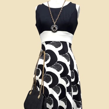 Vintage Evening Dress 1960s Retro Womens Size 8 + MOD + Black and White + Geometric Pattern + Sleeveless + Keyhole Back + MCM Flared Skirt 