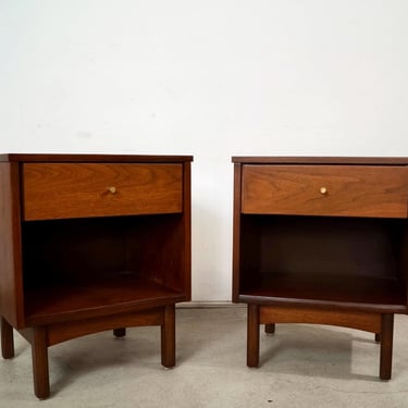 Pair of 1960&rsquo;s Mid-Century Modern Walnut Nightstands 