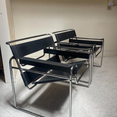 Pair of Chromed Tubular Steel and Black Leather Wassily Chairs - Marcel Breuer for Knoll 