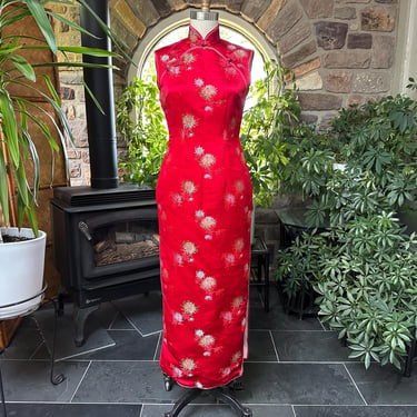 Vintage 1970s Red and Gold Silk Satin Sleeveless Cheongsam Asian Wedding Dress 