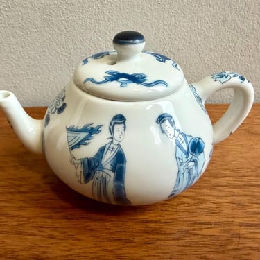 Vintage 1985 Franklin Mint Victoria & Albert Museum Porcelain Kangxi Miniature Teapot | Chinoiserie Traditional Blue White Chinese Figures 