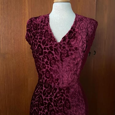 True vintage early 60s / late 50s flocked velvet burgundy cocktail dress, W 32 