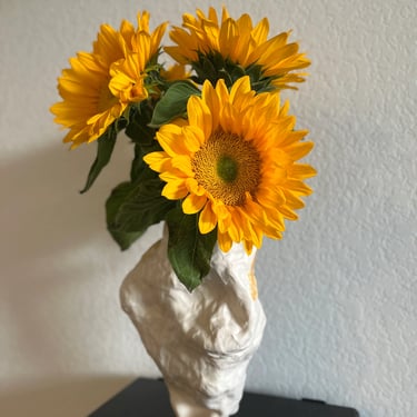 Contemporary Sculptural Vase | Abstract Art | Porcelain | Flower Arrangement | Minimalistic 