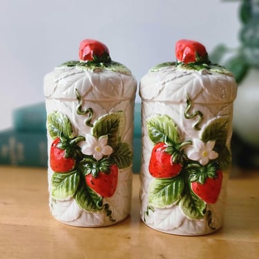 Strawberry salt and pepper shakers Sears & Roebuck 1980s 2pc vtg set made in Japan vintage kitchen collection pieces mcm 