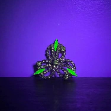 Vintage Uranium Glass Gold Tone Brooch Pin GLOWS UNDER UV 
