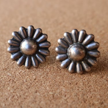 Vintage Flower EARRINGS / 40's to 50's Sterling Jewelry / Screw Back Daisy Earrings 