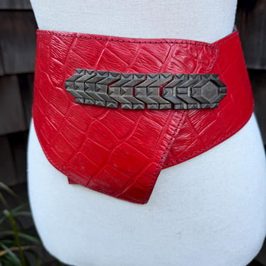 Vintage wide waist belt red texture faux leather brutalist metal buckle Sz M Lino Lippi of Paris 