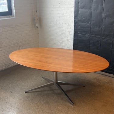 Vintage 1970s Knoll Saarinen Walnut Oval Dining Table 
