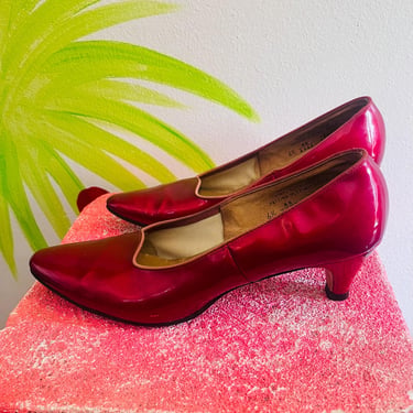 1960s shiny red kitten heels 60s glossy cherry vinyl pumps / classic low heeled party shoes size 6 narrow AA rockabilly sexy pinup vegan 