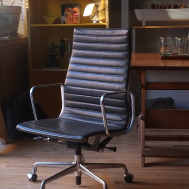 Eames Aluminum Group Executive Chair (Graphite)