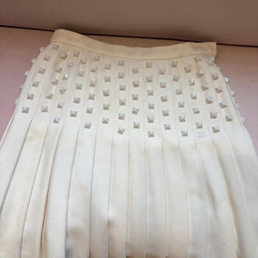 Chanel Fall/Winter 2003 Ivory Pleated Skirt RTW French size 38 (Medium) 