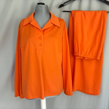 Groovy orange 1960s 1970s womens pant suit, 60s or 70s orange top and pants, size large orange pant suit, wide collar, long collar points 