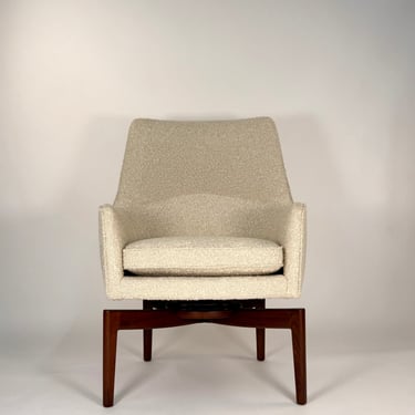 Pair of Jens Risom Swivel Lounge Chairs in Cream Bouclé with Walnut Bases