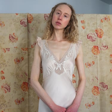1940s satin slip dress . bias cut vintage nightgown . Size xs to xs/small 