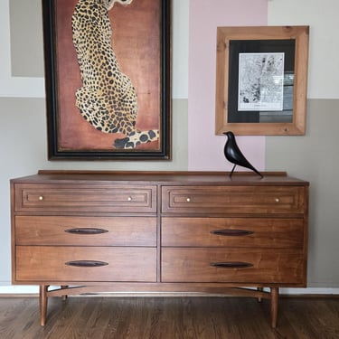 Broyhill sculptra mid century modern dresser 