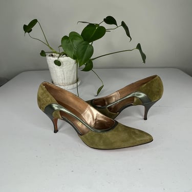 Modern Excitement - Vintage 1960s NOS Avocado Green Suede Kitten Shoes Heels - 9AA 
