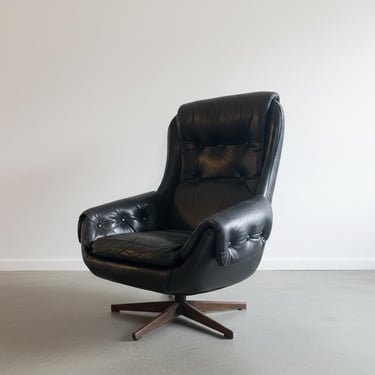 Midcentury Leather Swivel Lounge Chair by Peem, Finland. 