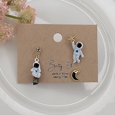 3 PIECES SET ASTRONAUT EARRINGS.