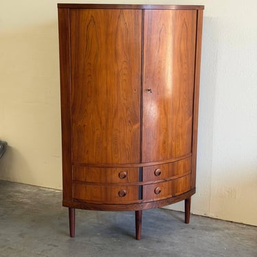 Mid Century Danish Rosewood Corner Cabinet by Kai Kristiansen – Vintage Scandinavian Curved Bar / Storage Cabinet 