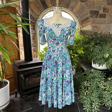Vintage 1980s Purple Green and White Floral Knit Dress with Lace Collar Expo 