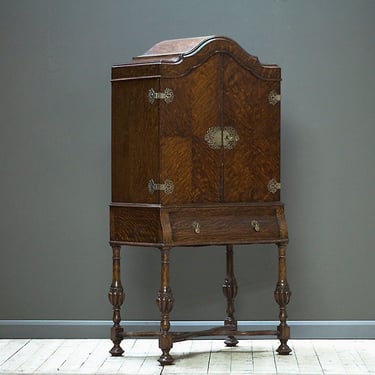 Early 1900's cocktail cabinet in oak. 