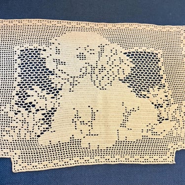 Vintage Filet Crochet Scottie Dog Dresser Scarf, Hand Crocheted Cotton Lace Vanity Mat, Scottish Terrier Doily, Cottagecore Decor, 16 x 10 