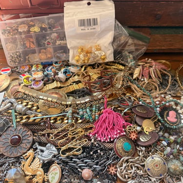 HUGE Lot of Vintage Deadstock Chains Pendants and more 