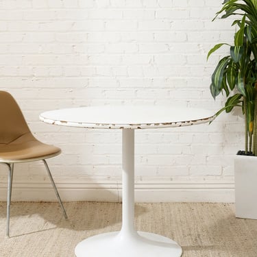 Vintage White Round Pedestal Dining Table