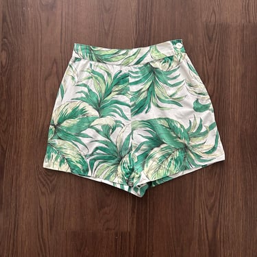 1940s shorts . vintage 40s leaf print shorts . size small 