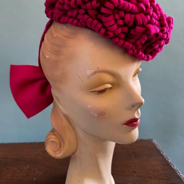 Stunning Vintage 1940's WW2 Era Hat in fuchsia colored Wool Felt fabric 