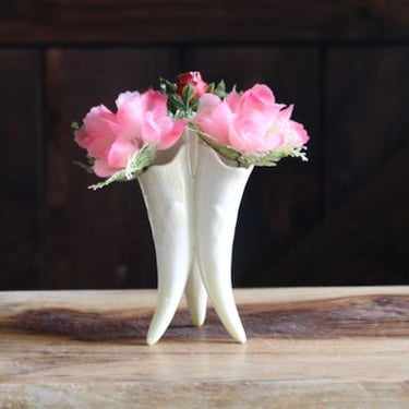 Vintage Bud Vase, Elegant Spring Decor, Porcelain Three Horned Vase with Embossed Shell Design, Gift for Collector, Cottagecore Charm 