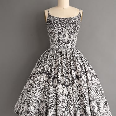 vintage 1950s dress | Kamehameha Floral Print Cotton Full Skirt Sun Dress | Small 