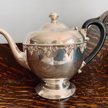 Vintage Wm Rogers Teapot, 4 cup, dilver plated, black Handle, Grapevine pattern, made in Canada, for tea, serving, decor, wedding, gift 