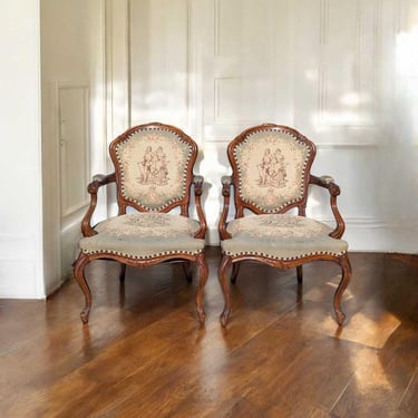 Pair of Vintage French Carved Armchairs – Tapestry Upholstery, Cabriole Legs, Louis XV Style Accent Chairs, Sturdy & Supportive 