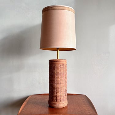 Bob Kinzie midcentury stoneware lamp for Affiliated Craftsmen, 1960s / large textured pottery lamp with brass fittings 