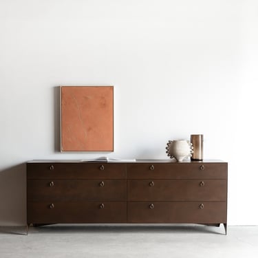 Lola Dresser | STOCK