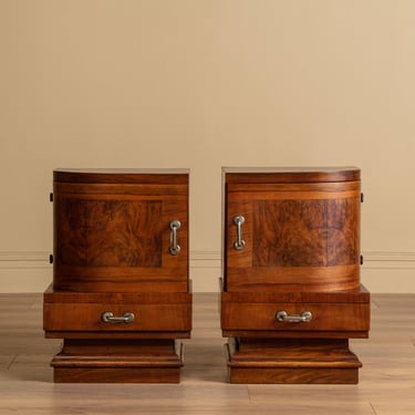 Pair of Italian Art Deco Figured Walnut Nightstands, Italy, 1930s
