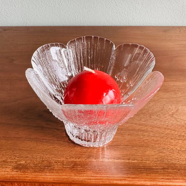 Vintage flower candleholder designed by Pertti Kallioinen for Lasisepät Mäntsala Finland / crystal votive holder with red ball candle 