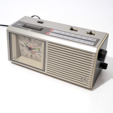 Vintage Clock Radio by General Electric Co. Quartz Analog Model 7-4557A Works 1980s 
