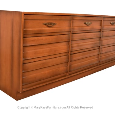 Mid Century American of Martinsville Nine Drawer Dresser with Butterfly Joints 