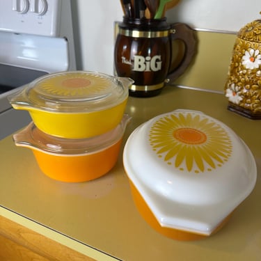 Vintage Pyrex Daisy Sunflower Set of 3 with Lids 