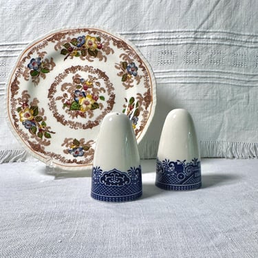 Vintage Salt and Pepper Shakers, Blue Willow pattern - Churchill English China, Chinoiserie Blue and White Porcelain 