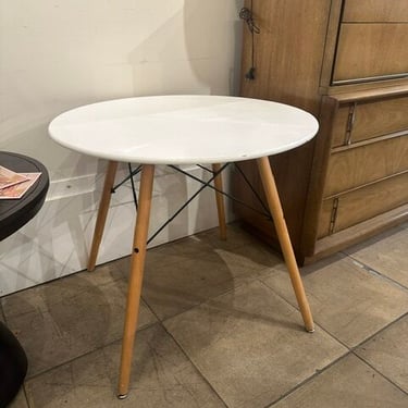 Scandinavian Modern Style Round Dining Table
