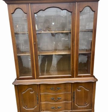 VTG French Provincial-style china cabinet, 70H 47W 15D