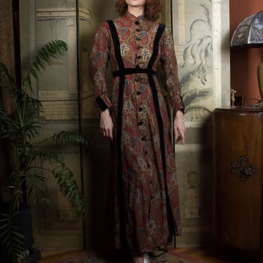 1880s Wrapper - Authentic Antique Victorian Paisley Wrapper Dressing Gown c. 1880-85 with Velvet Trim and Buttons 