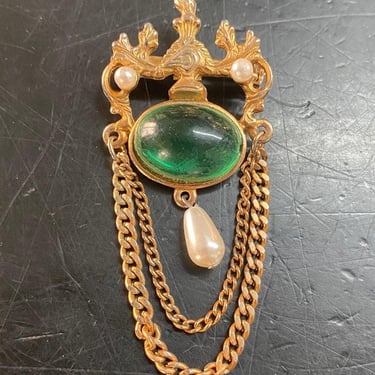 victorian revival brooch, vintage 1960s crest pin, emerald green gold jewelry 