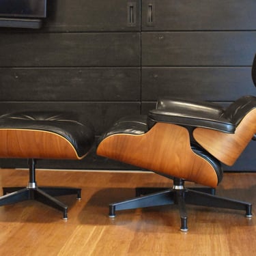 Restored Walnut Eames lounge chair and ottoman by Herman Miller (670/671), circa 2003 